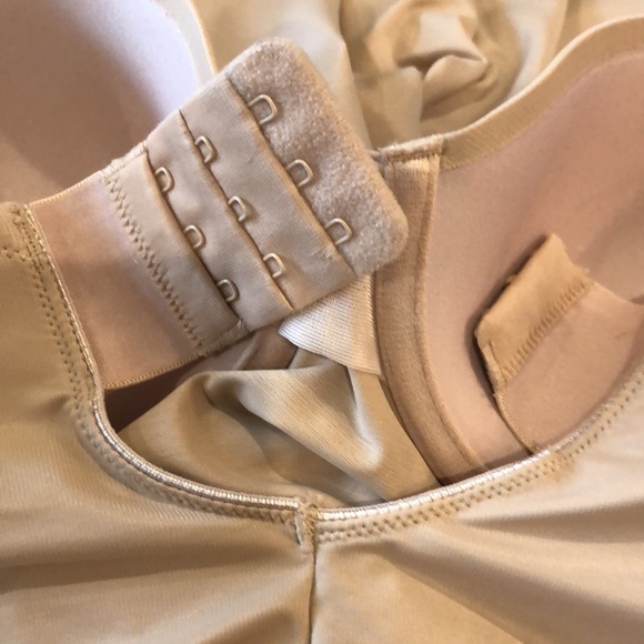 Assets by Spanx flawless finish strapless cupped mid thigh bodysuit (NO STRAPS) - Picture 7 of 11